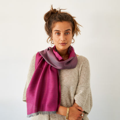 Doubleface-Pashmina aus 70 % Baby-Alpakawolle & 30 % Seide - Beere