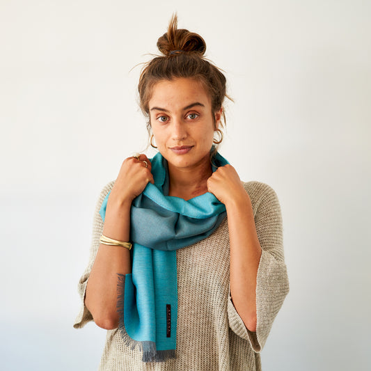 Doubleface-Pashmina aus 70 % Baby-Alpakawolle & 30 % Seide - Blau