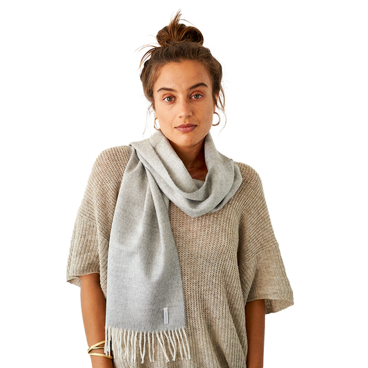 Schal aus 100 % Baby-Alpakawolle – Hellgrau